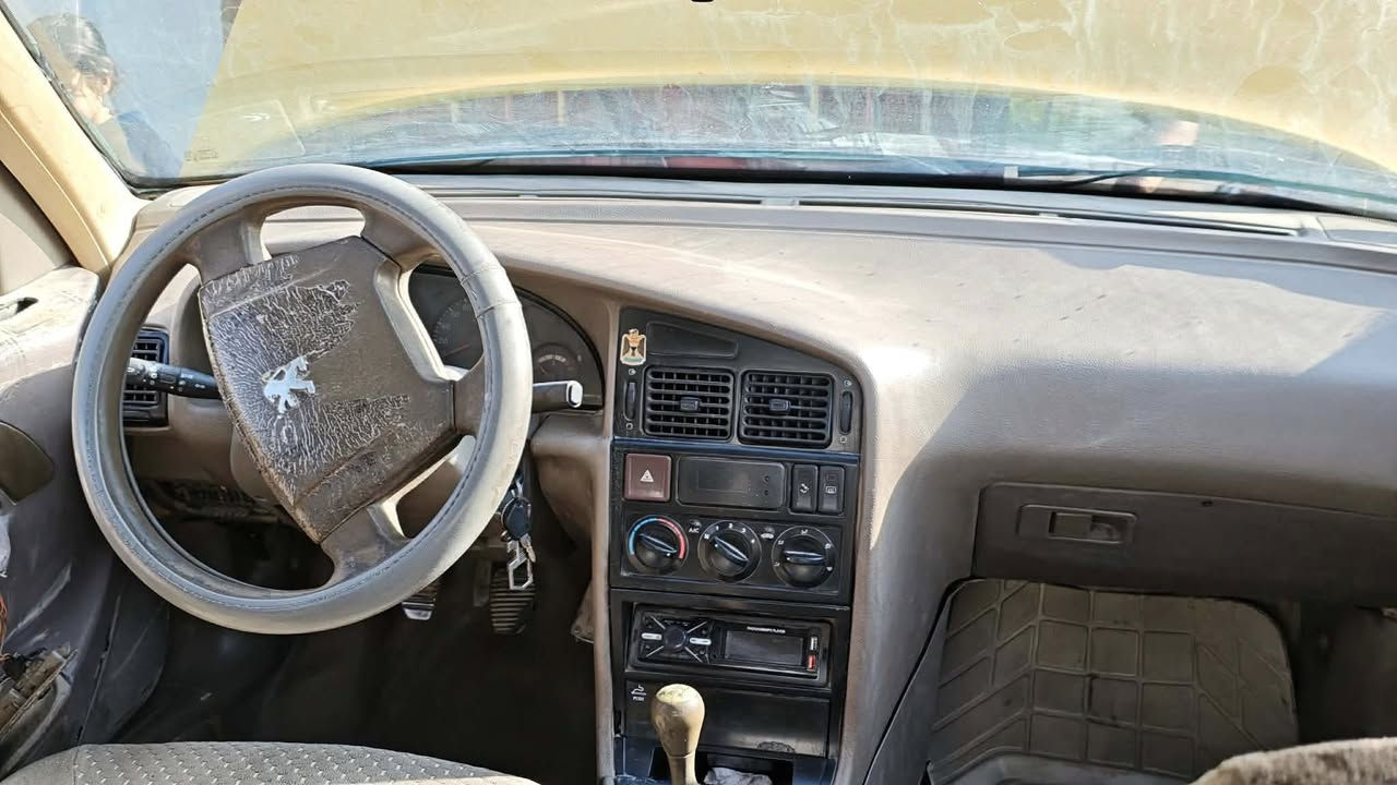 السلام عليكم 
بيجو 405 السياره بسمي
مصفره هيئه وغرامات 
جفته قبل شهر تجفيت درجه اولى
موديل ٢٠١٣ سنويه بعدهي ما ساقطه
كهربائياته شغاله  السعر المطلوب 30 او بيه مجال كلش بسيط  مكان السياره  بابل  رقم ***********
