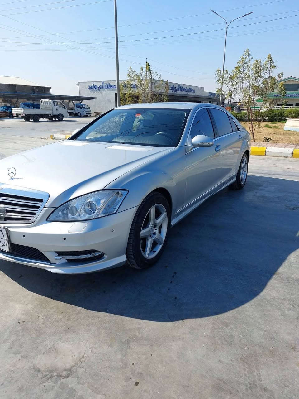 السلام عليكم ورحمة الله وبركاتة 
موديل 2007 550 S بيها معامله من سنة ٢١ ولم يدفع الكمرك  
صبغ جاملغ خلفي وكلير جاملغ أمامي فقط . 
السعر ١٢٠ 
***********
