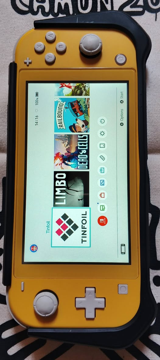 نينتندو سويتس لايت مهكر قطعة نظامين اونلاين و اوفلاين 
مع ذاكرة 128 كيكا مليئة بالالعاب كما موضح بالصور نظافة ممتازة والازرار والبطارية بحالة ممتازة والجهاز 
  مكفول من كافة المشاكل والاعطال 100 بالمئة مع كفر 
السعر  220 الف  
توصيل بغداد 5 الاف وباقي المحافظات 6 الاف 
للتواصل ماسنجر خاص او واتساب او الاتصال 
***********
