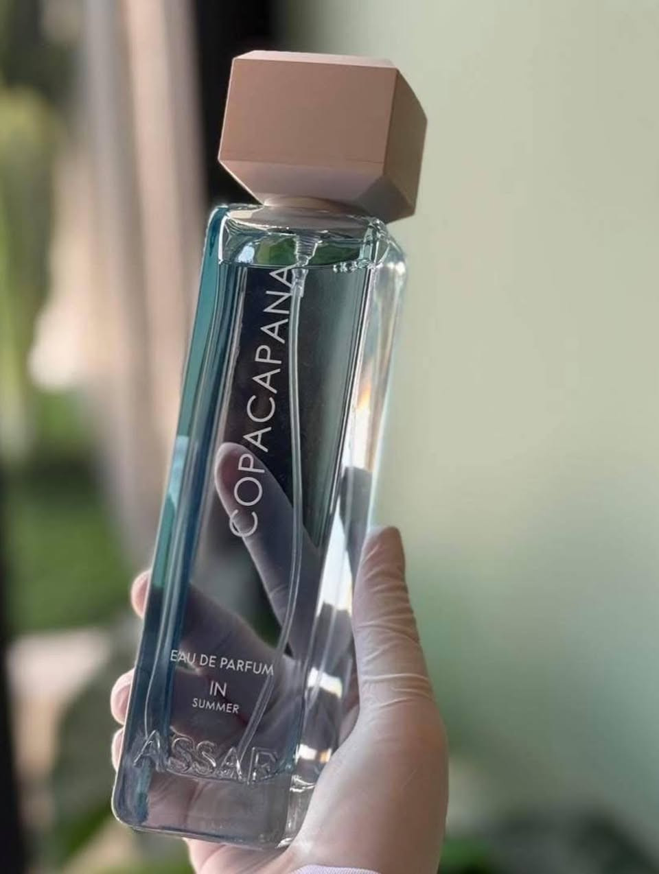 عطور سي بلو الصيفية من عساف (Assaf Sea Blue 🩵🌿Collection)، 

والتي تتكون من ثلاثة عطور مختلفة: 

Swimming in Summer، Copacapana، و Sea Waves. 

تفاصيل المجموعة

Swimming in Summer: عطر منعش يمزج بين نفحات الليمون والفلفل الأسود والماندرين مع قاعدة من طحلب البلوط والباتشولي والمسك، مستوحى من أجواء السباحة الصيفية.

Copacapana: عطر ينبض بالحيوية والجاذبية، يشتهر بكونه مستوحى من شاطئ كوباكابانا الشهير في ريو دي جانيرو.

Sea Waves: يتميز بنفحات بحرية طاغية مع لمسة حداثة فريدة من جزيء الأكوزون المائي، مما يمنح إحساساً بملوحة أعماق البحر. 

تأتي العطور بحجم 200 مل


**إذا كنت صاحب هذا الإعلان وتريد حذفه لأي سبب، رجاءا أرسل رسالة إلى الدعم الفني**