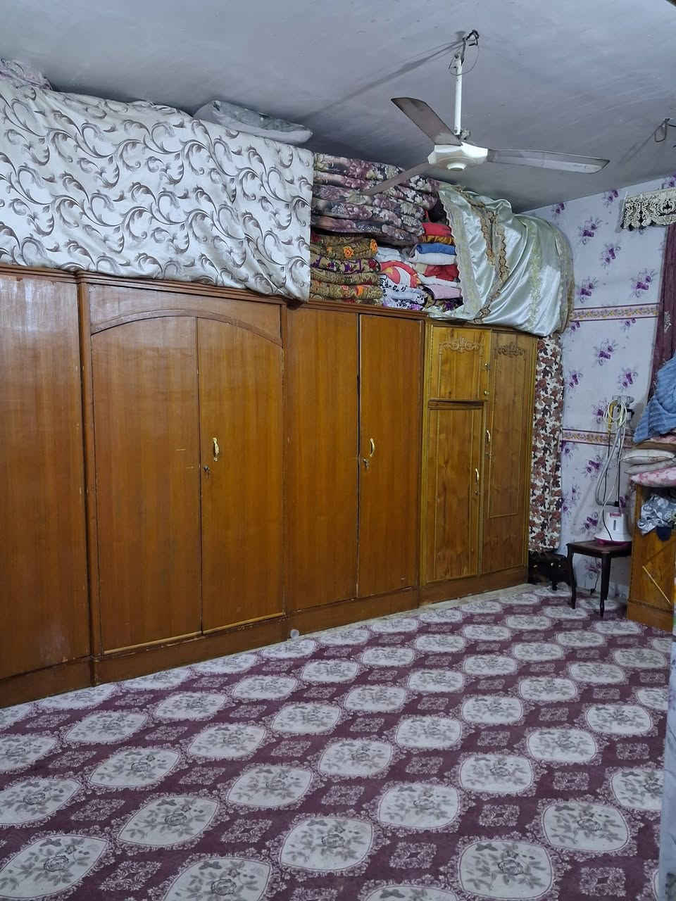 بيت للبيع طابقين سند 25مساحه140بناء135اربع غرف نوم صاله مطبخ واستقبال صحيات خارجيه وداخله طابق ثاني3غرف نوم صحيات  بيتونه مخزن 4×5 موقعه خلف مول ومنتجع جنائن كربلاء قرب مدينة العاب نوارس طريق الحر يبعد عن الشارع العام 200متر  سعر180وقابل للتفاوض  لمزيد من تفاصيل واتساب ***********
