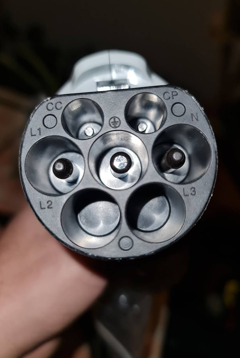 السلام عليكم 
عندي هذه الشاحنة مال BYD اصلية اجتي ويا سيارتي
32Amp - 7KW
وياها الكارد مالها عدد 2 كارد وقاعدة علمود تتثبت على الحايط
للعلم مامستخدمها بس فاحصها فقط بالكهرباء 
واكدر اوصلك اياها لأي محافظة


**إذا كنت صاحب هذا الإعلان وتريد حذفه لأي سبب، رجاءا أرسل رسالة إلى الدعم الفني**