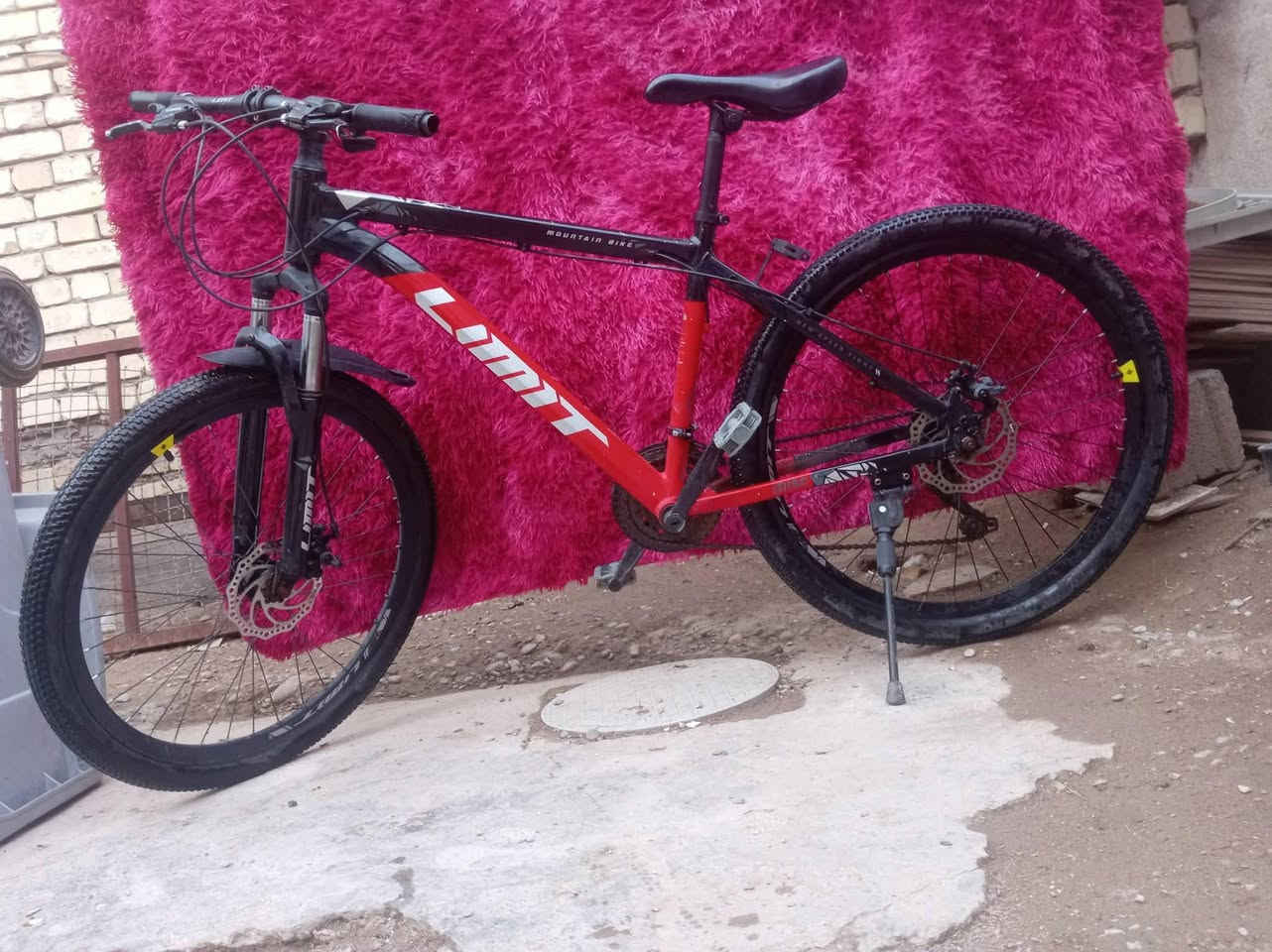 بايسكل نضيف نضيف مكفول وحلو ورياضية سعره نار نار 150 وبي مجال هواي  
حجم 27 نضيف وتكطع بي مسافات لايتعب ولاشي بالعكس


**إذا كنت صاحب هذا الإعلان وتريد حذفه لأي سبب، رجاءا أرسل رسالة إلى الدعم الفني**