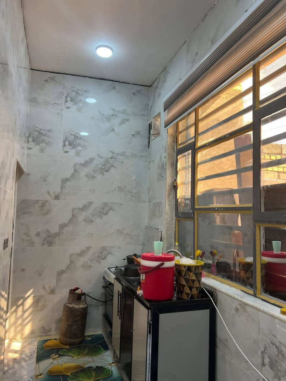بيت للبيع زراعي مشمول بتطويب مساحه ٢٠٠ متر عنوان ناصريه منطقة السبل نزلى الاولى قرب مكتب الفرطوسي بناء جديد وحديث سنة ٢٠٢٦ مبني طابوك صب كونكريت يتكون من غرفتين نظام سويت ومطبخ حار وبارد وصاله فوك وصاله جوه واستقبال وأربع حمامات وكراج سياره الاتصال *********** كافت الخدمات ماي ومجاري  حكوميه وكهرباء باب البيت سعره البيت 78 وبيه مجال الشراي
