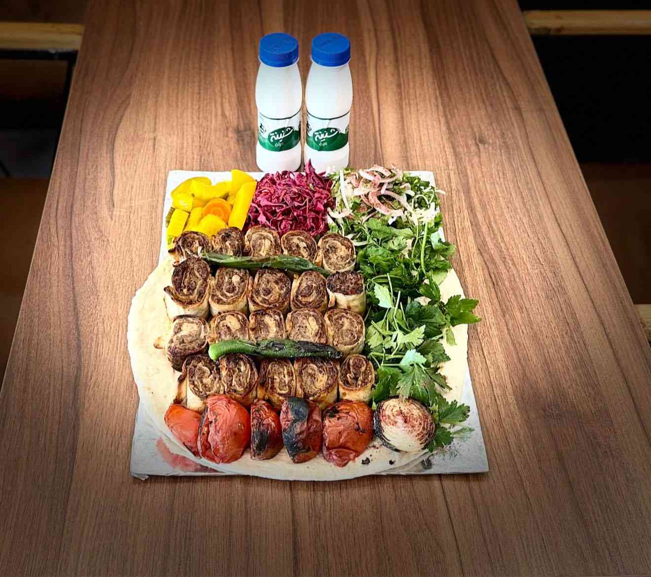 بقلاوه كباب لحم إذا راح تطلب تغير كل مزاجك 
مندي تريم حضرموت جرب وماراح تخسر 
كل هذا طبق يكفي 3 اشخاص 14 الف ويا لبن ومقبلات اهلا وسهلا بيكم اكيد طابق للعوائل طابق للشباب 
حياكم الله 
***********
***********
