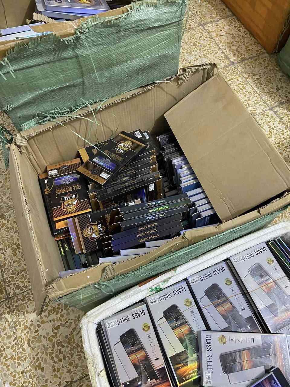 عرض خاص جمله فقط سعر الكفر 250 دينار وسعرلاصق شاشه 150 دينار انواع وموديلات حديثه توصيل لجميع المحافضات ***********
