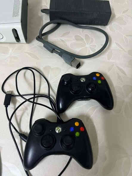إكس بوكس 360 مهكر للبيع الألعاب (بيس ٫زومبي"وبعد مليان العاب ) مع يدات وجهاز نضيف كامل مانقصو اي شي السعر 110وبي مجال حك الجية التواصل على الرقم المكان الموصل جانب ايمن ‏‪0775 908 8624‬‏
