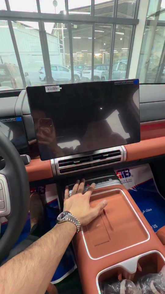 💥 BYD Ti7 2026 SUV هجينة Plug-in تجمع بين القوة، الفخامة والتكنولوجيا الحديثة. 🔹 المواصفات العامة: • محرك 1.5 لتر تيربو Plug-in Hybrid • دفع رباعي AWD • قوة تصل إلى 483 حصان • تسارع 0 - 100 كم/س خلال 5.3 ثانية • مدى قيادة يصل إلى 735 كم • ناقل حركة أوتوماتيك 🔹 أبرز المواصفات: • شاشة وسطية 15.6 إنش دوارة • عداد ديجيتال • سقف بانوراما • كاميرات 360° • حساسات أمامية وخلفية • تشغيل بالبصمة • تشغيل عن بعد • شاحن لاسلكي • Apple CarPlay • مقاعد جلد كهربائية • ذاكرة للمقاعد • تبريد وتدفئة للمقاعد • خاصية المساج للمقاعد الأمامية • إضاءة داخلية محيطية • باب صندوق كهربائي • نظام V2L لتشغيل الأجهزة الكهربائية • مصابيح LED أمامية وخلفية • جنوط ألمنيوم 20 إنش ✅ موديل 2026 ✅ زيرو ✅ استلام مباشر 📌 6368 📞 *********** | *********** 📍 بغداد – البنوك قرب تقاطع نادي النفط 📍 كربلاء – مدينة معارض كربلاء – معرض رقم 2
