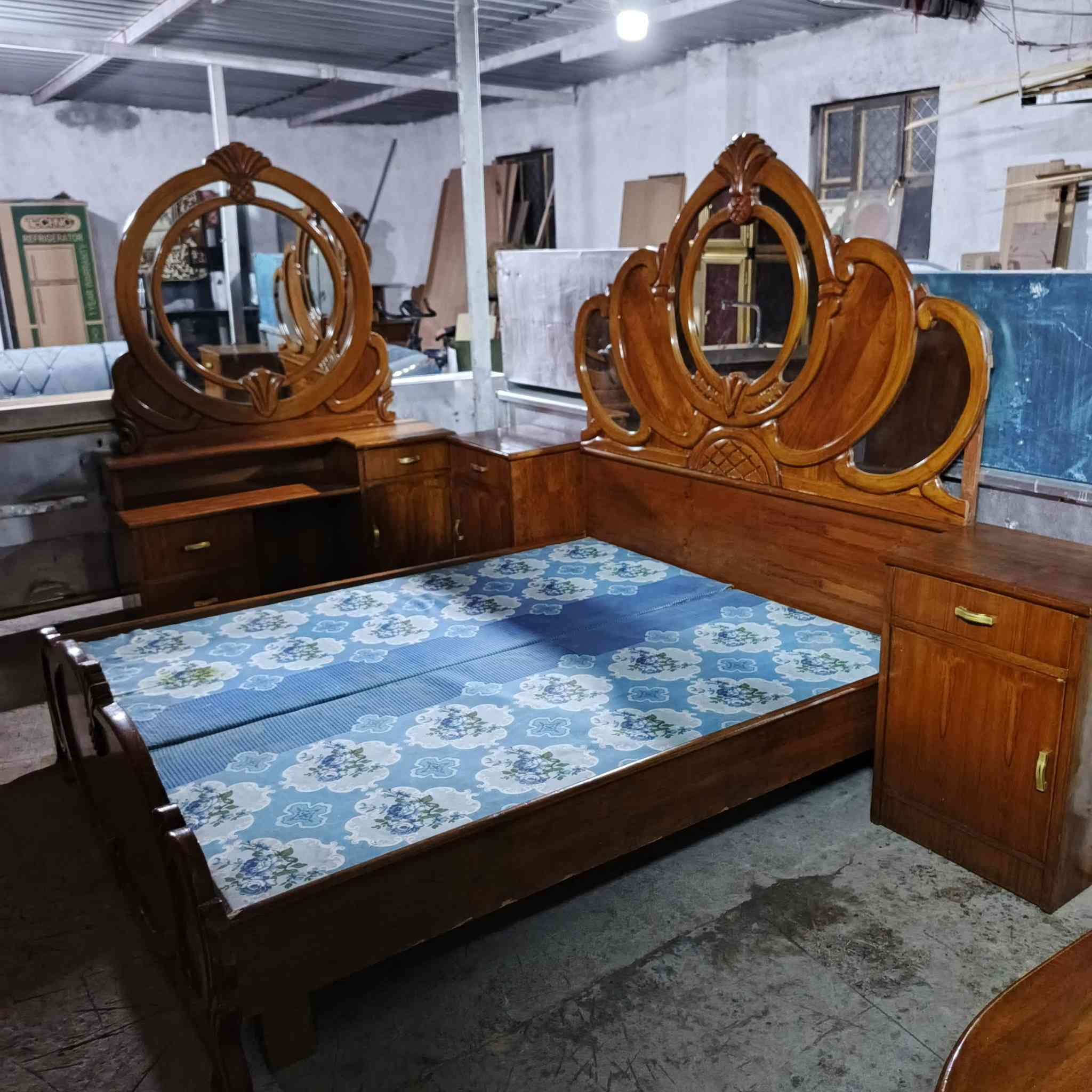 السلام عليكم اثاث  جديد بسعر الجمله تصفيه قطع اخيره لل ب ي ع المكان  الطارميه حي الفارس شارع السكلات خلف معارض حجي وليد  السيارات قرب جامع الصديق  للاستفسار خاص او ع رقم الهاتف***********    ؟***********
