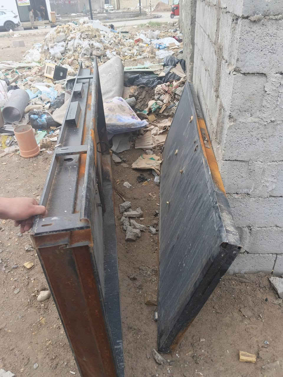 بيبان حديد ثقيل للبيع 
العدد 6

***********
