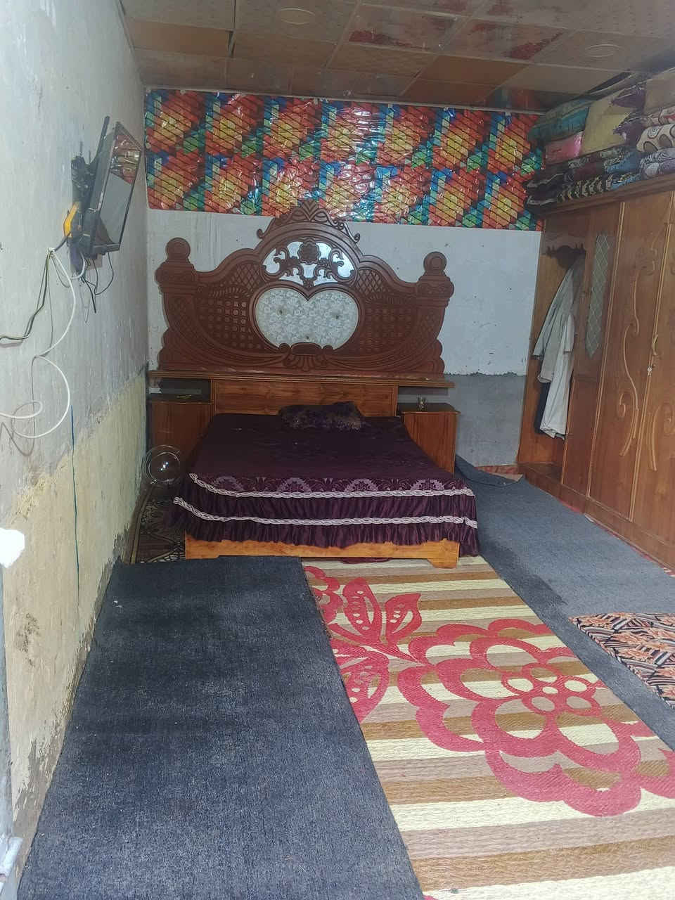 سلام عليكم بيت لبيع مساحه ١٠٠متر ماء وكهرباء وتبليط عله جهت لحريه تبعد عن جسر عباسيه ٥٠٠ متر لستفسار عله رقم ***********
