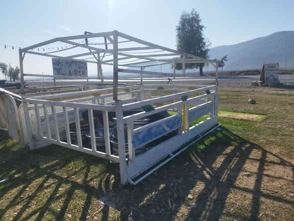 سەلام علیکم هاوڕیان  
بابەت فرۆشتن چەمچەی سیارە
چە مچەی نیسان5قولاب سەرچەمچەم هەیە
چەمچەی مەرزیە مۆدیڵ2022هەیە
چەمچەنیسان 4قولاب سەرچەمچەو چادر هەیە

بالای نیسانم هەیە
ژ.م ***********
    ***********
       ڕانیە  شکارتە
