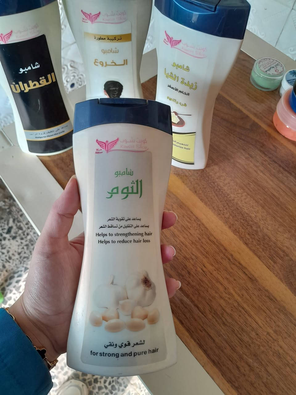 مجموعة شامبوهات 
شامبو القطران / يقضي ع القشره والصدفيه والتهاب الجلد الدهني ويقلل من الحكه والالتهابات وتعزيز النمو والكثافه  وتقليل التساقط وتنظيف الفروه من الشوائب 

شامبو الخروع /تحسين صحة الشعر وفروة الرأس  تعزيز نمو الشعر وزيادة كثافته 

شامبو زبدة الشيا / مناسب للشعر الجاف او المجعد( الكيرلي)  ترطيب عميق ومكثف  إصلاح التلف وحماية الشعر 

شامبو الثوم /علاج تساقط الشعر وتقويته وتكثيف وملء الفراغات ومكافحة القشرة والأكزيما 

العنوان بابل  الحصوه مقابل الجسر قرب شارع الباويه
***********
***********
