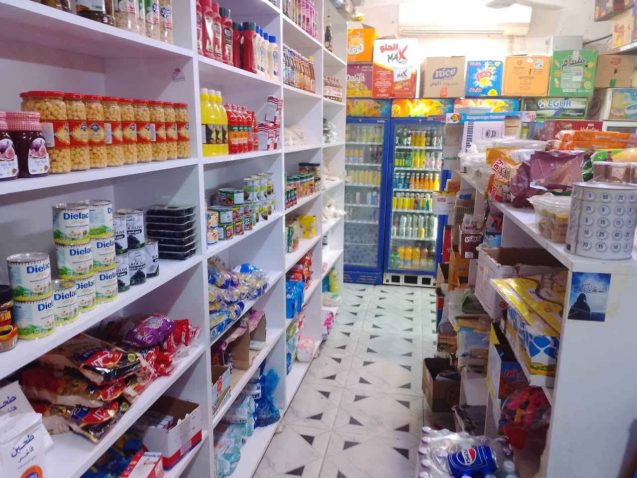 اسواق للبيع منطقة الفلاحيه جاهزه من المسواك والأشياء الأخرى الاتصال بالرقم ***********
