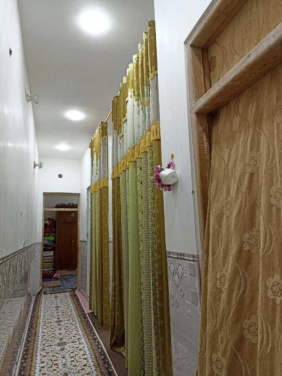 يوجد مشتمل مساحه 88 م طابو ملك صرف   في حي التأميم الثانيه   الشارع 15م كدامه حديقه مقبل على تبليط البناء طابوك
الطابق الارضي غرفه مطبخ وصاله وصحيات
الطابق الثاني 🏠 هيكل
مكلف بالنشر رقم صاحب المشتمل ***********
