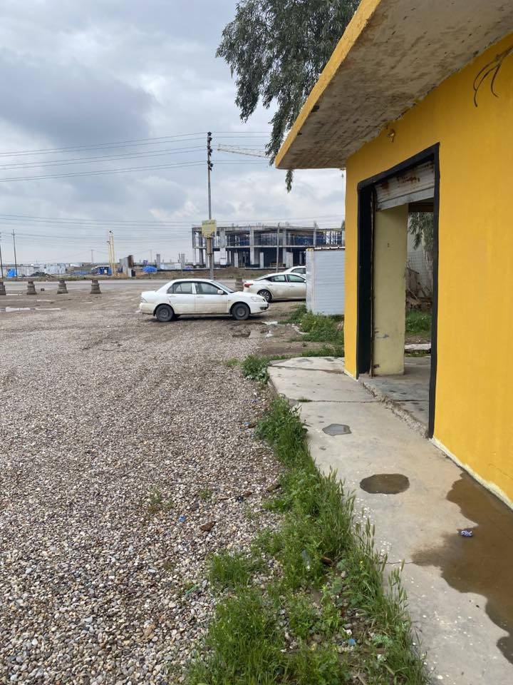 سلام عليكم محل للإيجار الموقع  عل شارع العام مجاور غسل قريت سلامه و مجاور مكتب العدل  
مساحتة 4*3.5 بابين مثل ما واضح في الصوره للتواصل و الاستفسار الاتصال على رقم ***********
