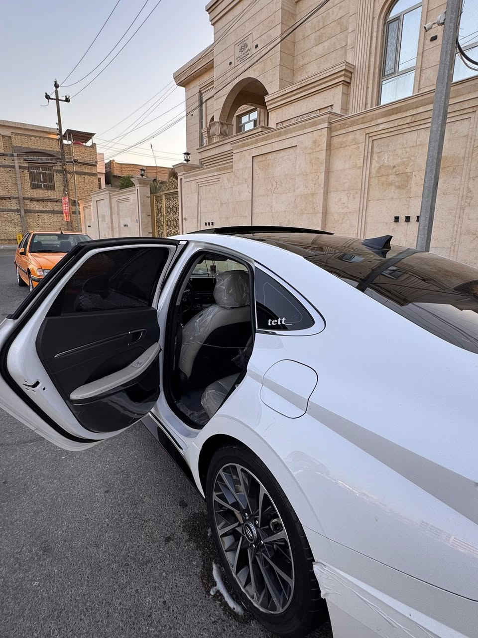 🚗 للبيع: هيونداي سوناتا 2023 (Limited - فول مواصفات)
الموديل: 2023
 اللون: أبيض ملكي
 الفئة: لمتد (Limited) - أعلى فئة بالمواصفات
 المسافة المقطوعة (المشي): 160 ألف كم
 الوارد: أمريكي
✨ المواصفات:
 فتحة سقف بانوراما
 شاشة كبيرة مع كاميرات (360 درجة) ونظام ملاحة
 كراسي جلد (كهرباء + تدفئة وتبريد)
 رادار أمامي وخلفي + رادار جانبي (نقطة عمياء)
 نظام تحديد المسار والقيادة الشبه ذاتية
 بصمة تشغيل وبصمة أبواب + تشغيل عن بعد
 دبل كير (شفتات بالمقود)
 وباقي مواصفات الفول لمتد المعروفة..
🛠️ حالة السيارة (الحادث):
 السيارة وارد أمريكي، حادثها بسيط (ضربة بصندوق السيارة) ومصلح تصليح درجة أولى وعلى الفحص.
 الإيرباغات كلها سليمة 100% وما طاقة.
 المحرك، الكير، والتبريد بحالة ممتازة وجاهزة من كلشي.
📍 مكان التواجد: البصرة - القبلة / حي الشهداء
💵 السعر المطلوب: 17,300 دولار (دفتر و73 ورقة)
📞 للتواصل والاستفسار: [اكتب رقم تليفونك هنا]


**إذا كنت صاحب هذا الإعلان وتريد حذفه لأي سبب، رجاءا أرسل رسالة إلى الدعم الفني**