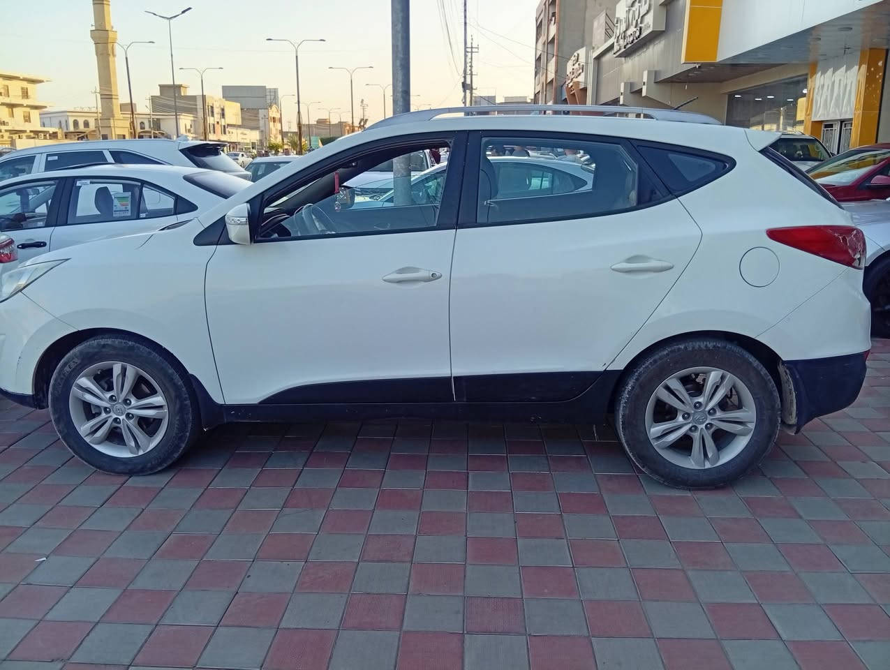 توسان خليجي موديل 12 لون ابيض غير محدد
السعر 140 $ 
مكفولة من الصبغ بيها طخة بسيطة بالجطنة 
الك
مكانها الفلوجة 
موبايل ***********
 📱  ***********
