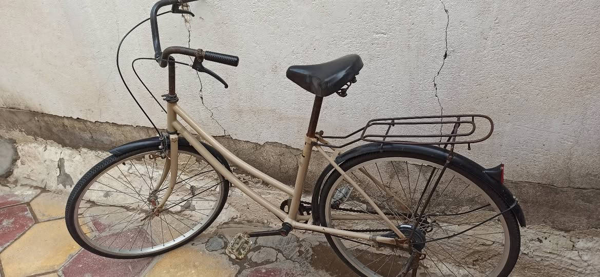 سلام عليكم ورحمه الله ( مكلف بلنشر ) 
اخواني بايسكل للبيع لون حليبي 
حجم 26 بايسكل حلو ونظيف 
سعره ( 75 الف )  عنوان سماوة مركز 
رقم الهاتف *********** بيه واتساب
