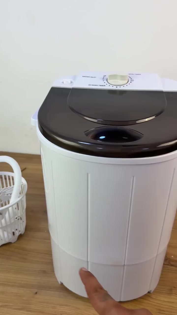 غسالة ملابس حوضية

الاستخدامات:

مثالية لغسل الملابس اليومية بكفاءة وسرعة.

مناسبة للغسيل الخفيف مثل ملابس الأطفال، الملابس الداخلية، والجوارب.

مزودة بفرشاة مدمجة لتسهيل تنظيف الأحذية والملابس الملطخة.

خيار عملي للشقق الصغيرة، السكن الطلابي، أو للاستعمال كغسالة إضافية.

المميزات:

تصميم أنيق وصغير الحجم مع سهولة الحمل والتخزين.

قوة غسيل عالية مع محرك 300 واط مزود بحماية حرارية.

سعة غسيل 4.5 كغ تناسب العائلات الصغيرة.

وظيفة 3 في 1: غسيل – شطف – عصر.

فرشاة قابلة للفصل لتنظيف الأحذية وإزالة الأوساخ العنيدة.

تصميم عملي يتيح لك فصل فرشاة التنظيف بسهولة عبر برغي مركزي، مما يسهل تنظيفها أو استبدالها عند الحاجة.

توفير في استهلاك الطاقة والماء.

عملية تشغيل سهلة عبر مؤقت ميكانيكي حتى 15 دقيقة.

أمان عالي مع غطاء حماية داخلي أثناء العصر.

مقاومة للماء بمعيار IPX4.

محتويات الصندوق:

الغسالة.

سلة العصر.

فرشاة تنظيف قابلة للفصل.

غطاء أمان داخلي للحوض.

أنبوب إدخال ماء (82 سم).

دليل الاستخدام.

الملاحظات:

أبعاد الغلاف: 45 × 32 × 32 سم.

طول السلك الكهربائي: 110 سم.

الجهد الكهربائي: 220V ~  التردد: 50Hz.

لا ينصح باستخدام ماء ساخن يزيد عن 50 درجة مئوية.

يجب وضع الغسالة على سطح مستوٍ أثناء التشغيل.

يمكن فصل فرشاة التنظيف بكل سهولة عن طريق فتح البرغي الموجود في وسطها.


**إذا كنت صاحب هذا الإعلان وتريد حذفه لأي سبب، رجاءا أرسل رسالة إلى الدعم الفني**