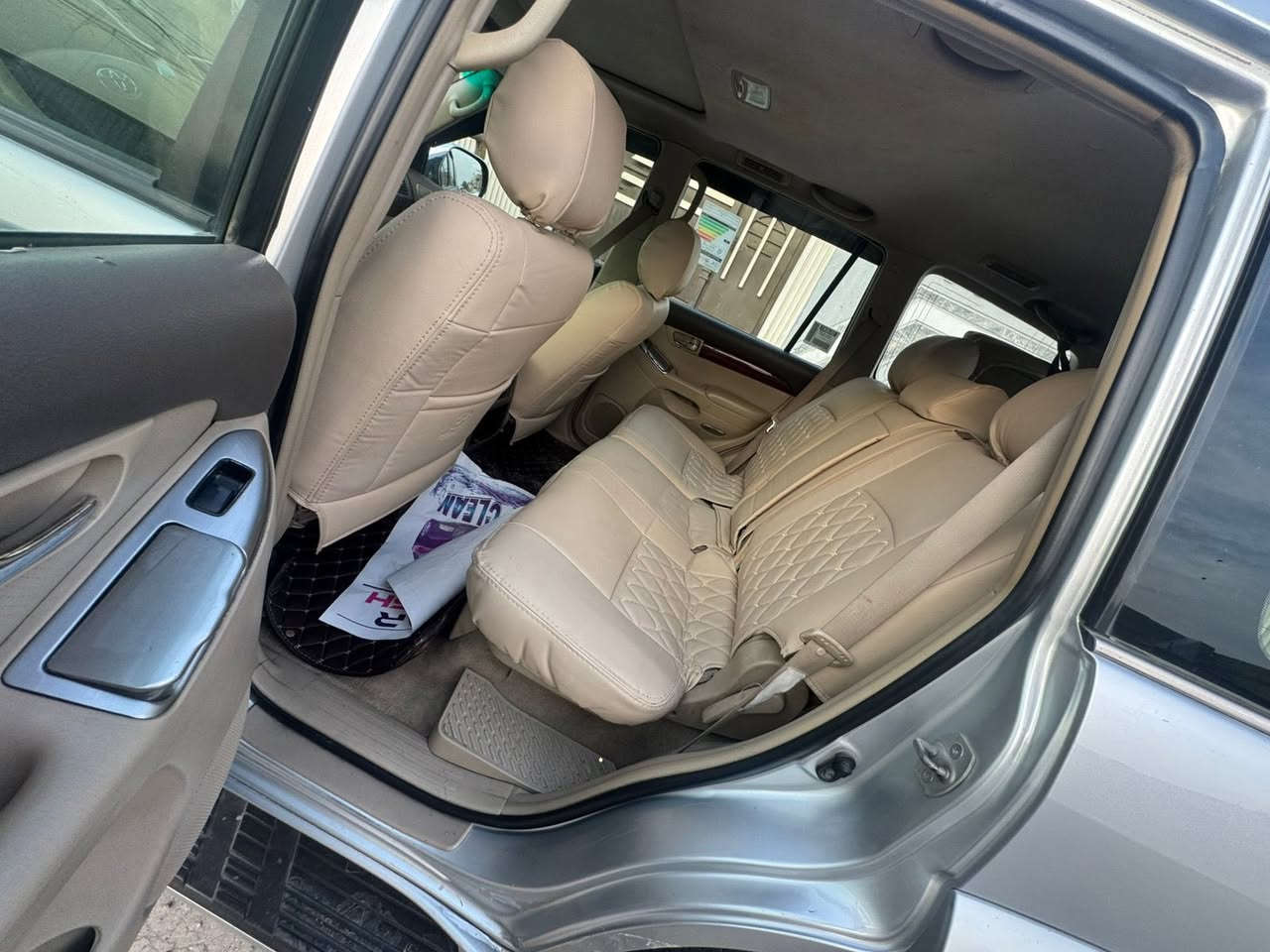 برادو موديل ٢٠٠٧ ستة اسلندر فول مواصفات VX السيارة جاهزة و ما ناقصها أي شي مكفولة من الضربة ومن الحادث و من البارد فقط البنيد مصبوغ للجمالية بسبب الجراد و السيارة كير حدادية محرك كلة مكفول السيارة جاهزة و تبريد و السيارة بسمي تحويل ثاني يوم ورقمها إنكليزي الجديد وعنواني بغداد حي اور 600 للاستفسار ***********
