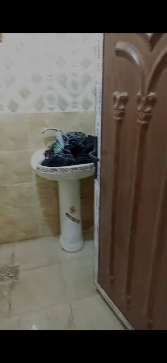 السلام عليكم بيت 100 مساحته لأيجار فوك البيت يوجد مؤجر بيت في مدخلين اسقبال حولي مطبخ غرفت نوم حمام مشترك توليت خارجيه عنوان البيت كفأات وره شيخ سردي ثالث فرع رقم الهاتف *********** اتصال واتساب
