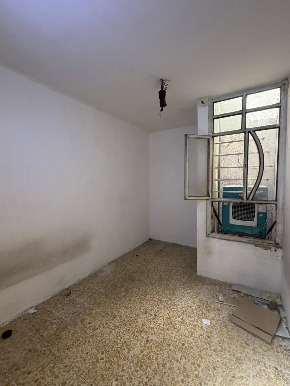 مشتمل للاجار الشعب خلف مطعم حجي عادل  استقبال
وخدمات ومطبخ وغرفتين نوم البيت مدخلين 

صاير ركن نضيف وايجاره مناسب جداً ٣٥٠ قفل 

معروض بمكتب الكناني ***********
