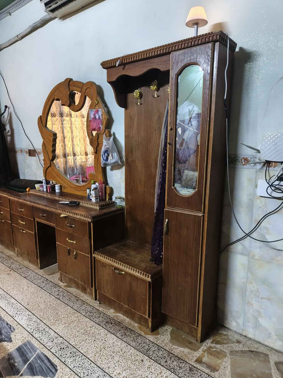 السلام عليكم  غرفه نوم  خشب عراقي ثقيل قنصور 5 بواب نضيفه بس يردلها صبغ  سعر التوصيل على رقم ***********
