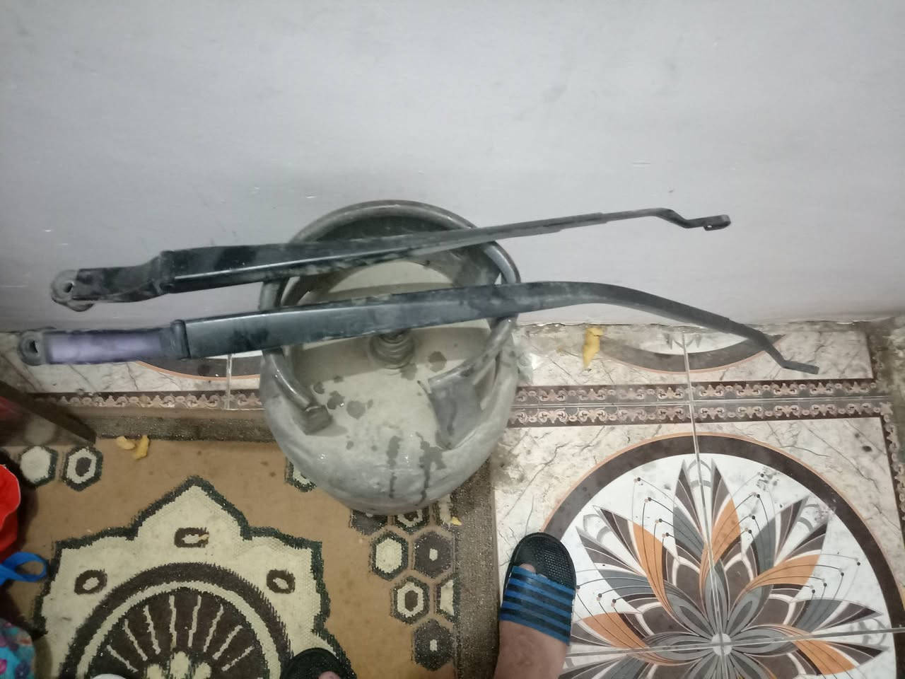 سلام عليكم شباب متوفر غراض كورلا  علامه رادار ام الباركود وباقي الاغراض السعر 200. رقمي ***********
