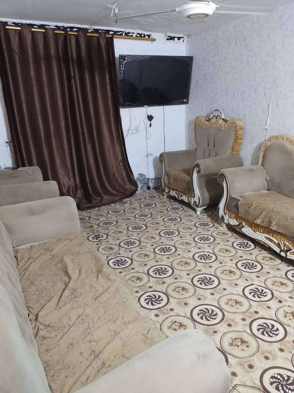 عقار للبيع مساحته 100 م للبيع السقف عكاده مامطلوب السعر 32 بي مجال بصيط الموقع حي ابو سديره قرب القاعه الرياضيه ***********
