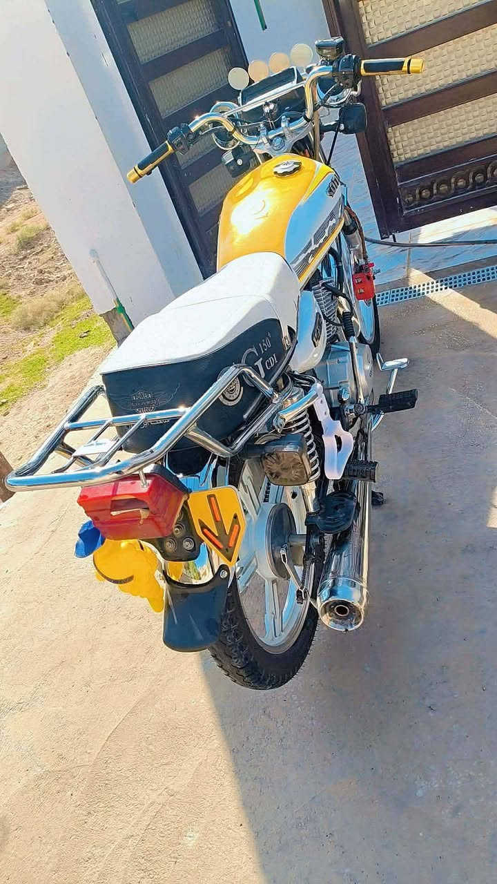 سلام عليكم سيفان 23 دراجه كفاله عامه من كلشي وراق كامله زوج تايرات جوبلس جديد كهربائيات كامله كلهن شغالات مكينه بلاد ما مفتوحه شلعه ومعدل السعر 600 وبيه مجال مكان تقاطع السادة
‏‪0771 597 1455‬‏
