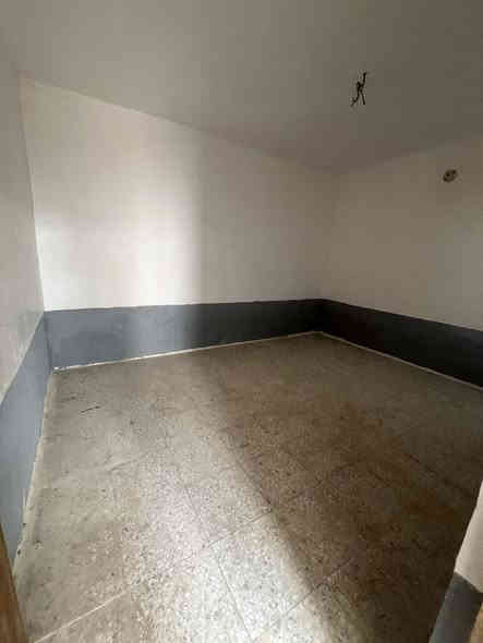 السلام عليكم بيت 55 متر في علوة الفحل البيت بناء نظيف غرفه و صاله و طارمه و صحيات و مطبخ البيت قرار 25 مشمول بتطويب البيت جاهز انو احد يسكن بي البناء شيلمان البيت كاشي بورك يعني جديد مثل مموظخ بصور سعر 18 و بي مجال للتوصيل رقم التلفون ***********
