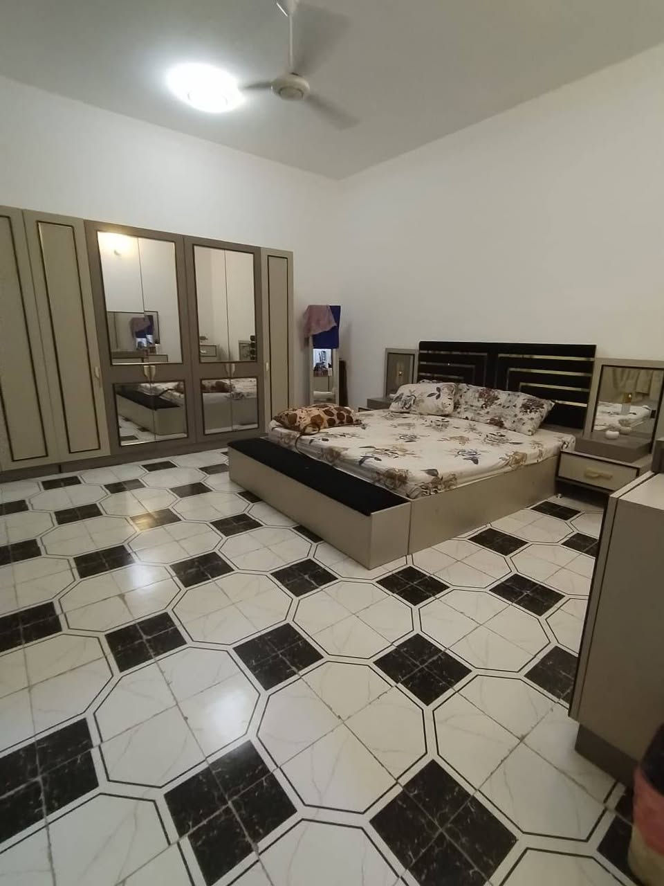 بيع مستعجل
بيت طابقين مساحة 125
وجه 6وربع ونزال 20متر 
بناء حديث طابوق الطابق الارضي والطابق الثاني بلوك 
يحتوي على غرفتين 
حمام عدد 2صاله وستقبال ومطبخ ومنور وصحيات خارجيه 

العنوان حي الأسرى شارع حسنية ام الحسن 
 للتواصل :***********
