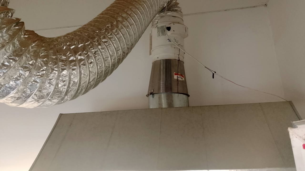 السلام عليكم ورحمه الله وبركاته 
محل كافتريا للبيع المكان ناحية الوحدة مقابل مركز صحي مجاور افران واسواق بيت الشيخ المحل جاهز السعر والاستفسار ع الخاص او الاتصال على الرقم ***********
