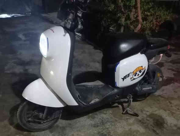 دراجة الكهربائية باندا للبيع  سعر 350 وبيها مجال
مستعمله شهرين فقط

 من نوع Uwinfly U2S.  مواصفاتها 
قوة المحرك: 800 واط. 
السرعة القصوى: حوالي 36 كم/ساعة 
البطارية: 48 فولت 20 أمبير ساعة. 
المدى (المسافة المقطوعة بالشحنة الواحدة): حوالي 50 كم 
الوزن الأقصى للراكب: 100 كجم. 
نظام الفرامل: فرامل طبلية (Drum brake) ( قرصية ميكانيكية). 
الميزات الإضافية: عداد سرعة رقمي بالكامل (Full Digital Speedometer) ونظام مفتاح ذكي (Smart System Key).
مامتواجد ع الفيس راسلني واتس اب 
***********
