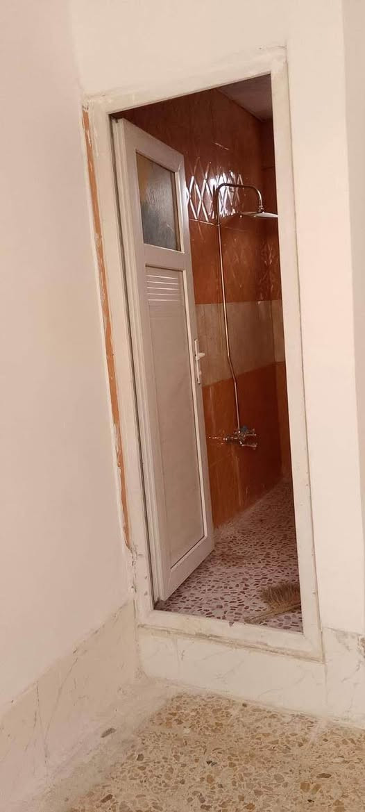 ُسر مكتب ولاية علي للوساطة إعلام متابعينا الكرام عن توفر دار للبيع بالمواصفات التالية:

📍 الموقع: حي السلام – خلف شارع المطبات مباشرة
📐 المساحة: 100 م²

🏠 تفاصيل الدار:
 • الطابق الأرضي:
 • غرفة نوم
 • صالة
 • مطبخ
 • استقبال
 • صحيات داخلية وخارجية
 • الطابق الثاني:
 • غرفة
 • صالة
 • حمّام
 • السطح:
 • سطح صب مسلح

✨ ملاحظة: الدار مرمّمة بالكامل وجاهزة للسكن

📞 للاستفسار والاتصال:
 • ***********
 • ***********
 • *********** النجف, العراق
