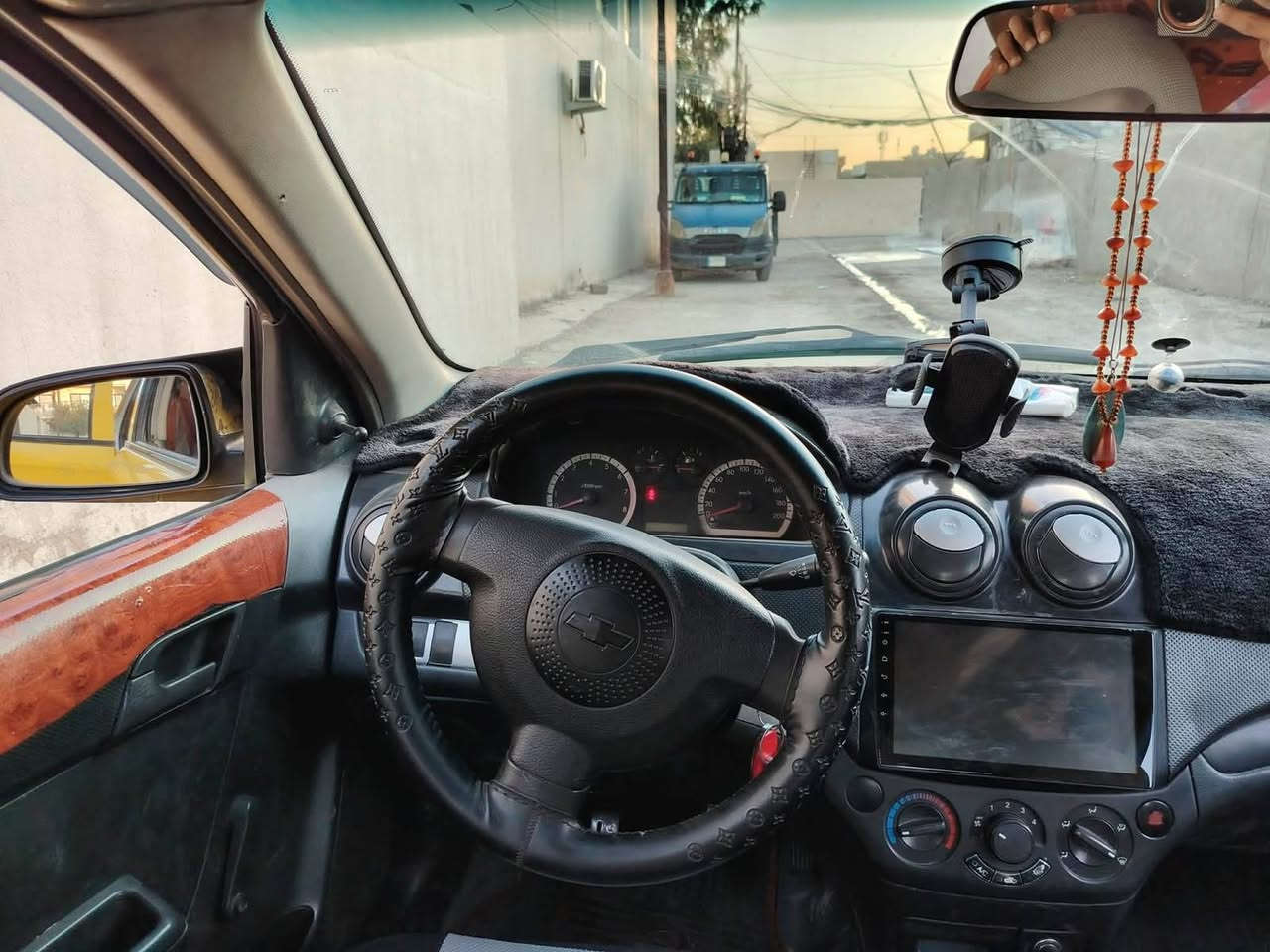 ✨ وصلت حديثاً إلى مكتب رهف 
خلينا نقدم لكم عرضنا المميز لهذا اليوم! 🚘💨
📋 تفاصيل السيارة:
🔹 السيار 🚗افيو
🔹 الموديل: 2007
🔹 الوارد:  كوري 
🔹 ناقل ⚙️شرط
🔹 المحرك:     شرط       🛠✅
🔹 الرقم: نينوه  تبريد ناقص غاز  كابون بانزين بيها تحويل ثاني يوم 
🔹 الضرر ( قطعتين تبديل بوند وجمالغ جهت سايق بدون دواخل شرط 
💸 السعر.43 وبيها مجال       عليها هيه 483
📍 موقعنا:   وترهم قصاد هم حسب القناعه
الموصل - حي الزنجلي - قرب مول دريم 📍🏢
⏰ أوقات العمل:
من الساعة 09:00 صباحاً وحتى 10:00 مساءً 🕘🌙
📞 للتواصل والاستفسار:
يسعدنا استقبال اتصالاتكم المباشرة خلال ساعات العمل:
📲 ***********
📲 ***********
🌟 مكتب رهف.. اختياركم الأمثل لسيارة العمر! 🌟
