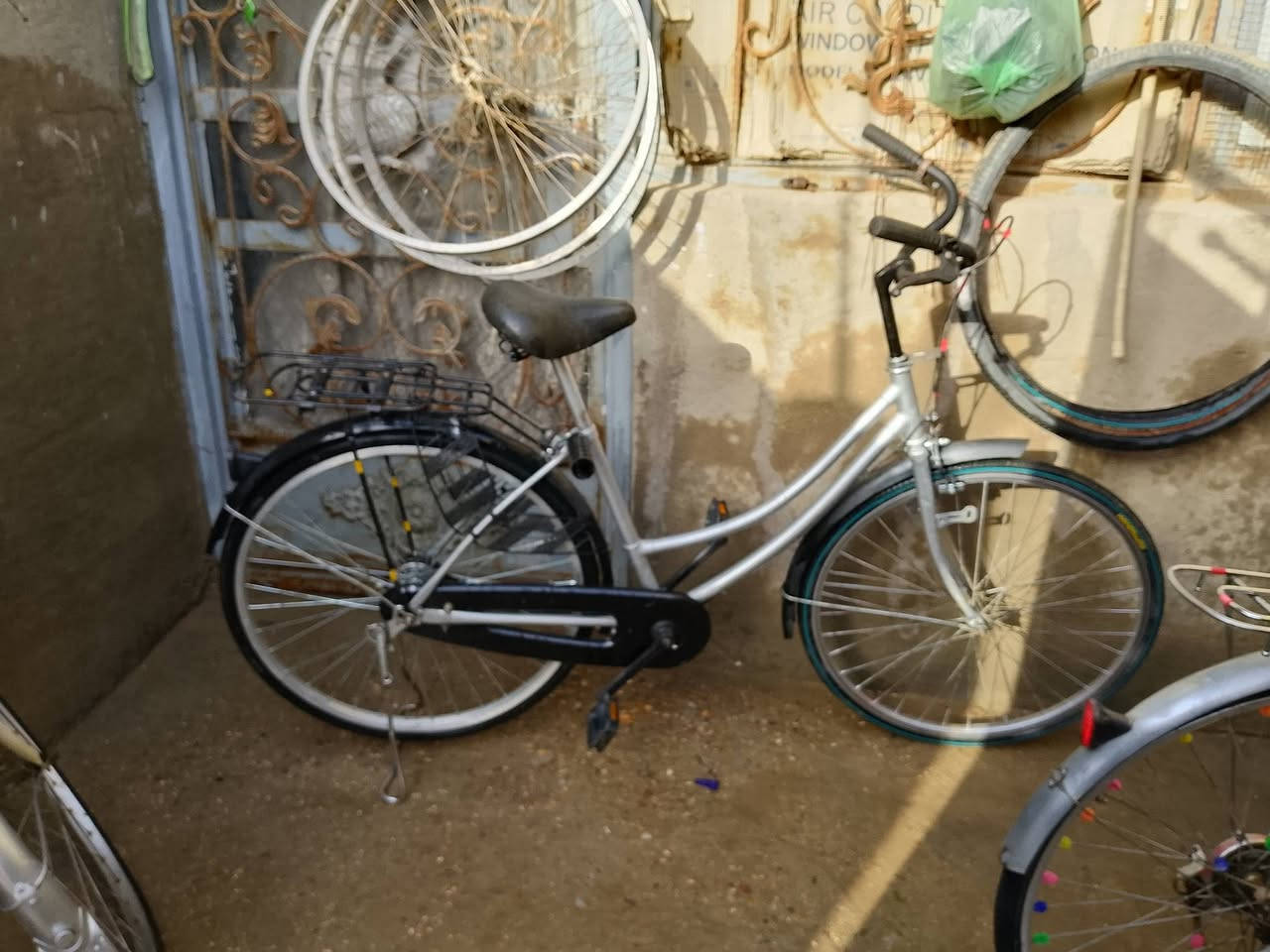 سلام عليكم
باسكلات  البيع 
البرتقالي 26السعر 60
الرصاصي 26سعر65
الحليبي 27سعر 70
دراجه شحن 125
***********
