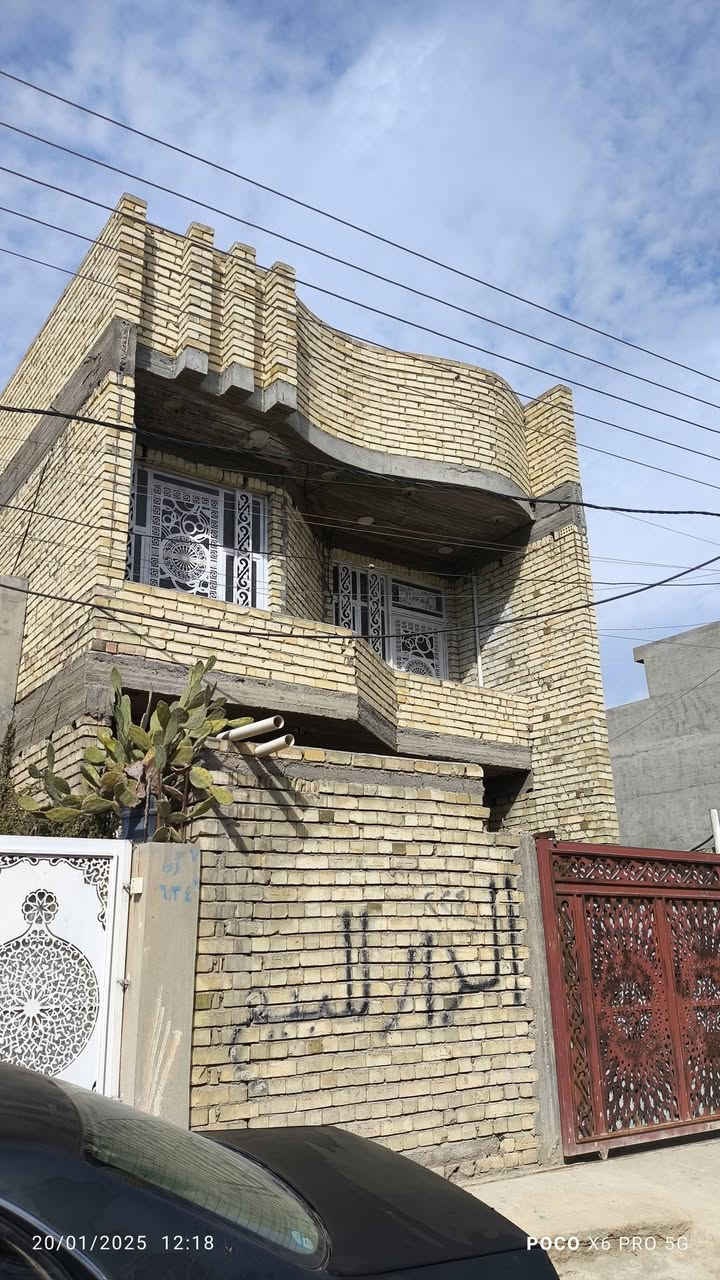 دار للبيع المساحه 125 الوجه سته وربع ونزال 20
البيت قاطين الرضي ستقبال صاله غرفه ومطبخ
طابق ثاني ثلاث غرف وحمام الموقع ناحيت الوحده 
سيد عزال قرب مول عبدالله سعر البيت 105 وبيه مجال 
الاستفسار على رقم ***********
