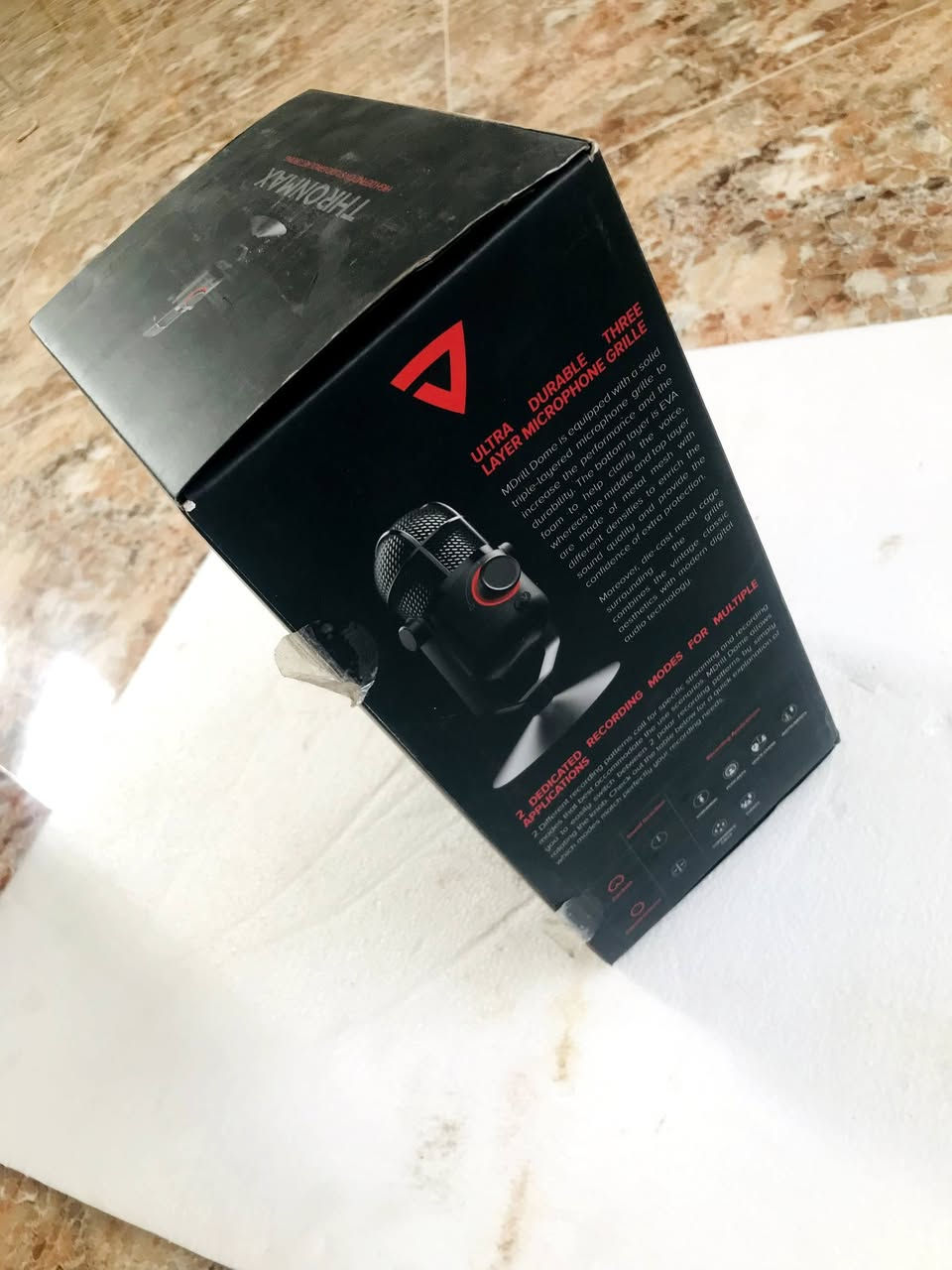 للبيع: ميكروفون Thronmax MDrill Dome الاحترافي 🎙️
لعشاق الكيمينج (Gaming)، البث المباشر، أو صناعة المحتوى والبودكاست. المايك غني عن التعريف بأدائه الصافي وتصميمه الفخم.
​المواصفات والمميزات:
✅ وضعين للتسجيل: (Cardioid) للتركيز على صوتك فقط، و (Omni) لتسجيل المكان كله.
✅ تقنية VERTIGAIN: تزيد من نقاوة الصوت بنسبة 10% مقارنة بالمايكات العادية.
✅ تحكم ذكي: زر للتحويل بين الأوضاع، كتم الصوت (Mute)، والتحكم بمستوى الصوت مع إضاءة LED (أزرق، أخضر، أحمر).
✅ منفذ Type-C: لسرعة نقل البيانات وسهولة الربط.
✅ منفذ سماعة 3.5mm: لمراقبة صوتك مباشرة وبدون تأخير (Zero Latency).
​الحالة: الجهاز نظيف جداً وشغال 100% (مثل ما موضح بالصور)، مع الكارتونة الأصلية.
​السعر: [: 40 ألف] (وقابل للتفاوض البسيط للشراي).
الموقع: ديالى - بعقوبة ]


**إذا كنت صاحب هذا الإعلان وتريد حذفه لأي سبب، رجاءا أرسل رسالة إلى الدعم الفني**