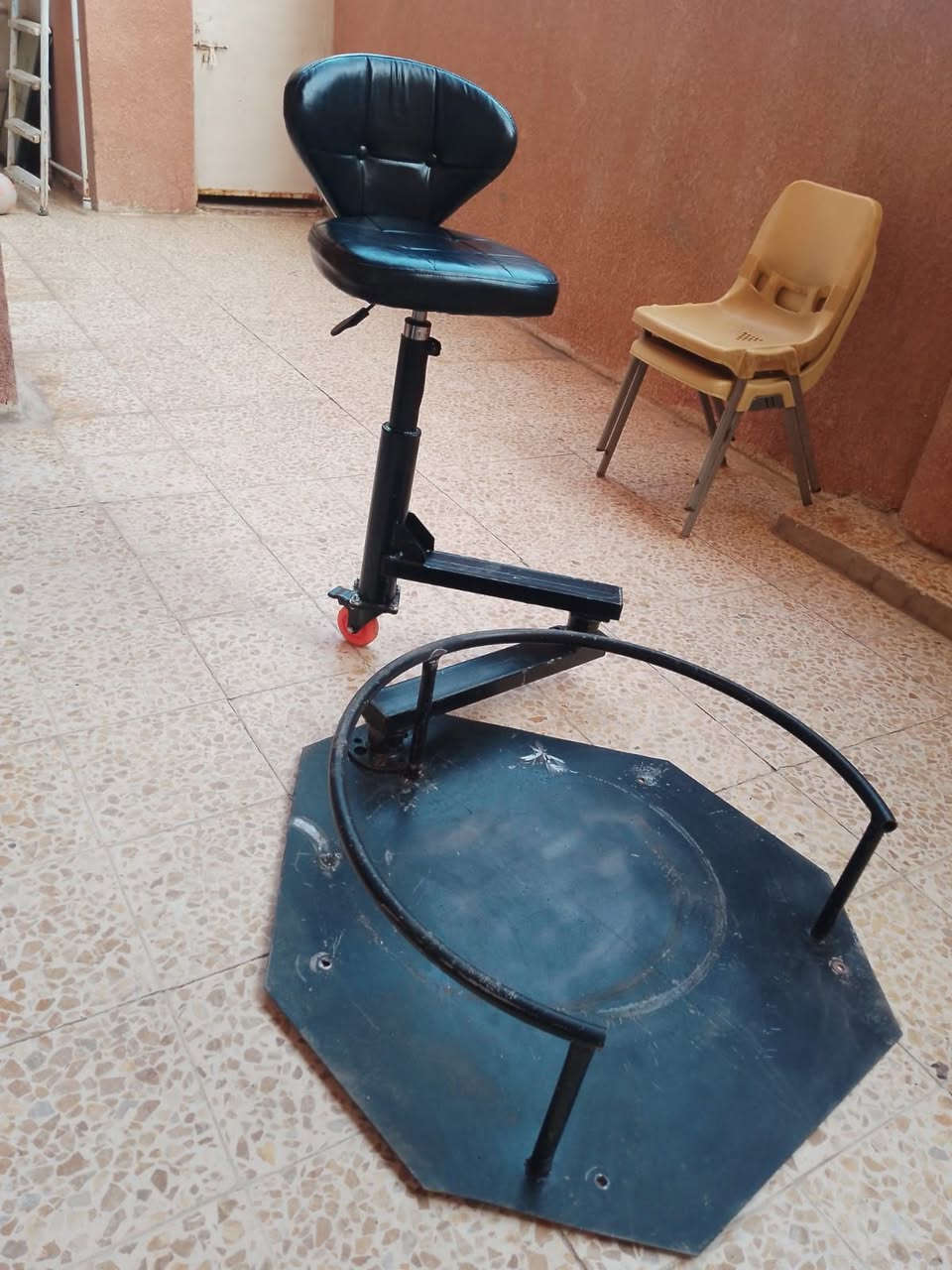 كرسي مال حلاقة للبيع شغل تكمة ودرجه اوله لله شاهد سويته ومحلي اصغير واظايقت منه مكان الحاوي حي الربيع ***********
