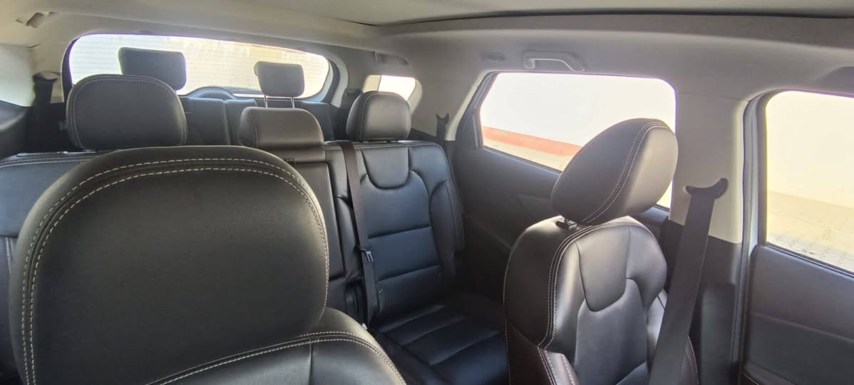 للبيع: DFSK Glory موديل 2025 7 راكب

***********

فول مواصفات – أعلى فئة
تفاصيل السيارة:
موديل 2025
السيارة شبه جديدة ونظيفة جدًا
فول مواصفات
خالية من الحوادث والضرر
جاهزة للتسجيل والترقيم
استخدام شخصي واهتمام عالي
مواصفات DFSK Glory 2025 – فول مواصفات:
🔧 المحرك والأداء:
محرك 1.5 لتر تيربو (Turbo)
أداء قوي مع استهلاك وقود اقتصادي
قير أوتوماتيك ناعم
نظام دفع مريح للاستخدام اليومي
أوضاع قيادة (عادي / اقتصادي / رياضي)
🛋️ الراحة والداخلية:
مقاعد جلد فاخرة
مقاعد أمامية كهربائية
شاشة وسطية كبيرة تعمل باللمس
شاشة عدادات رقمية
تشغيل بصمة + دخول ذكي
تحكم كامل من المقود
تكييف قوي مع فتحات خلفية
شحن USB للمقاعد الأمامية والخلفية
داش كام أمامية مثبتة
🛡️ السلامة والتقنيات:
كاميرات 360 درجة (رؤية محيطية كاملة)
كاميرا خلفية
حساسات أمامية وخلفية
نظام الثبات الإلكتروني
نظام مانع الانزلاق
نظام مراقبة ضغط الإطارات (TPMS)
وسائد هوائية كاملة
نظام مساعد الفرامل
🚘 الخارجية:
تصميم SUV عصري وقوي
أنوار LED أمامية وخلفية
جنوط ألمنيوم رياضية
مرايا كهربائية مع إشارات
قضبان سقف
حساسات ركن
