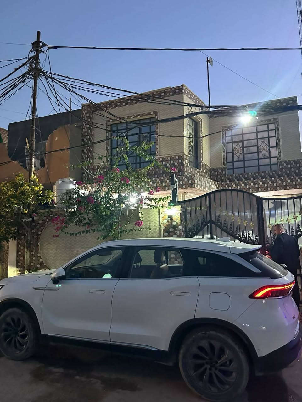 بيت في شارع المطار قرب جوهرة العرب قريب ع الشارع والشارع الي بصفه كله تبليط  
مساحته160م يحتوي على استقبال وصاله ومطبخ حار وبارد وغرفتين جوه وحديقه واسعه والطابق الثاني سويت كامل صاله وغرفه مساحته7x4 
وحمام البيت كله سقف ثانوي وسيراميك وكاشي بورسلين للمزيد من المعلومات الاتصال على الرقم *********** او واتساب @
