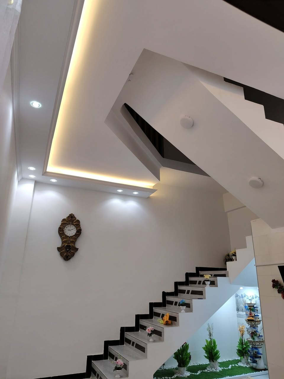 للبيع مشتمل طابو زراعي صرف سند25 / 100م مربع ركن خلف نون مول كل الخدمات متوفره مجاري تبليط قريب على شارع 80 طابق واحد غرفه نوم / استقبال / كلدور/ مطبخ/ صحيات خارجيه واخليه 
لاستفسار على رقم *********** الخاص مفتوح
