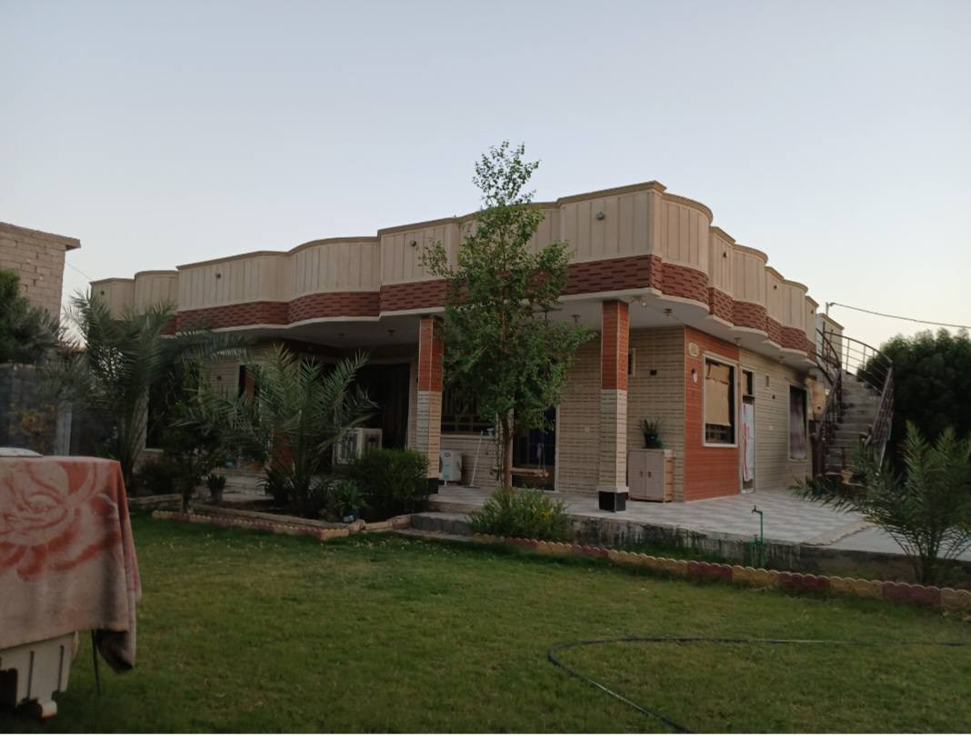 دار للبيع المساحة ١١٠٠ ومساحة البناء٢٢٥ الدورة البوعيثة مجمع النسور خلف أسواق جيهان و٢٥ للاستفسار ***********
