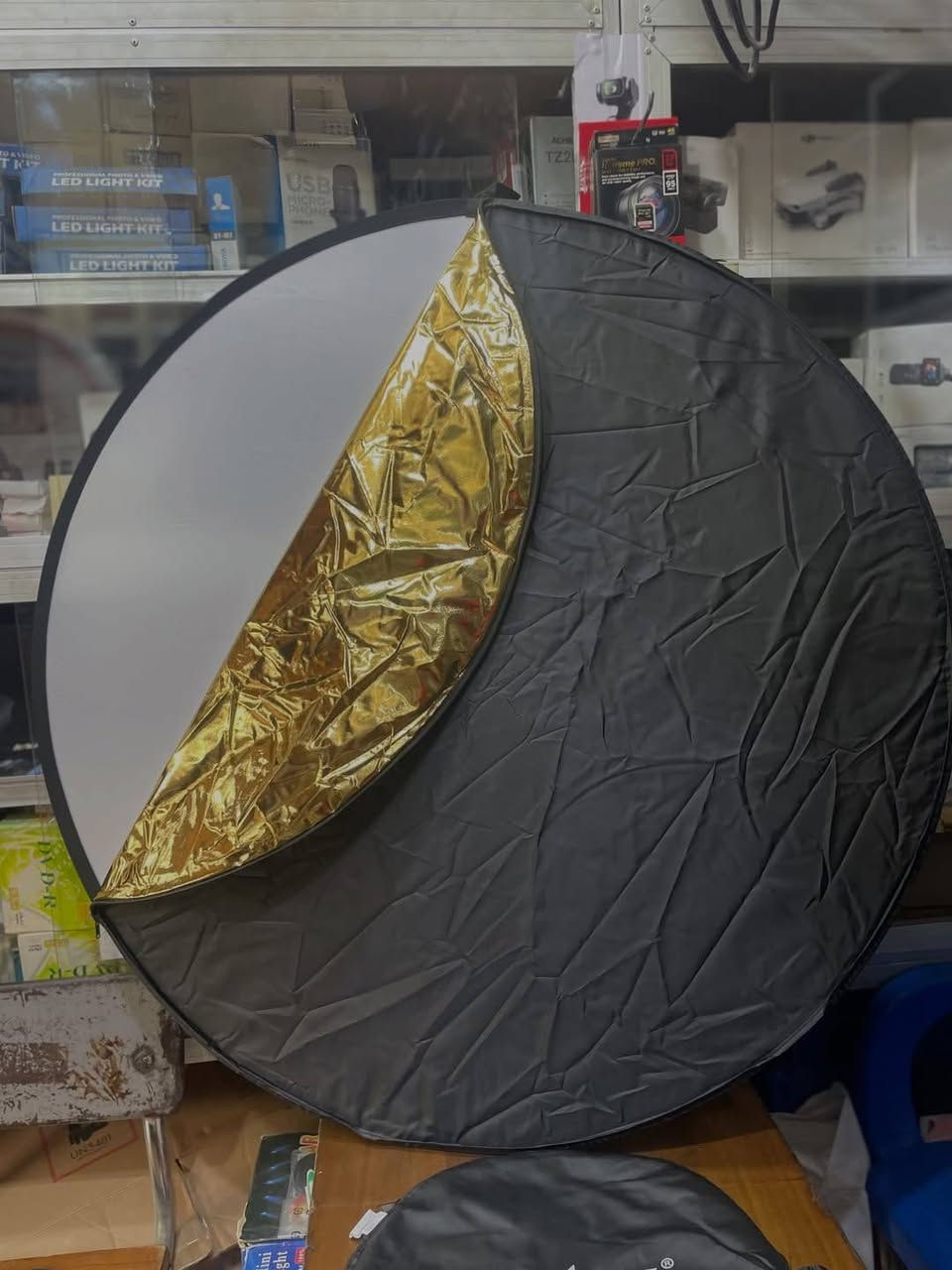 🔥 متوفر لدينا من جديد
Reflector Godox 110 Cm  5 in 1
📸 أداة أساسية لكل مصور وصانع محتوى.
✅ ذهبي – فضي – أبيض – شفاف – أسود
🎯 تحكم كامل بالإضاءة والظلال
📏 قياس 110 سم
🎒 قابل للطي مع حقيبة حمل
📩 للاستفسار والسعر تواصل معنا على الخاص.
🚚 شحن إلى جميع المحافظات.


**إذا كنت صاحب هذا الإعلان وتريد حذفه لأي سبب، رجاءا أرسل رسالة إلى الدعم الفني**