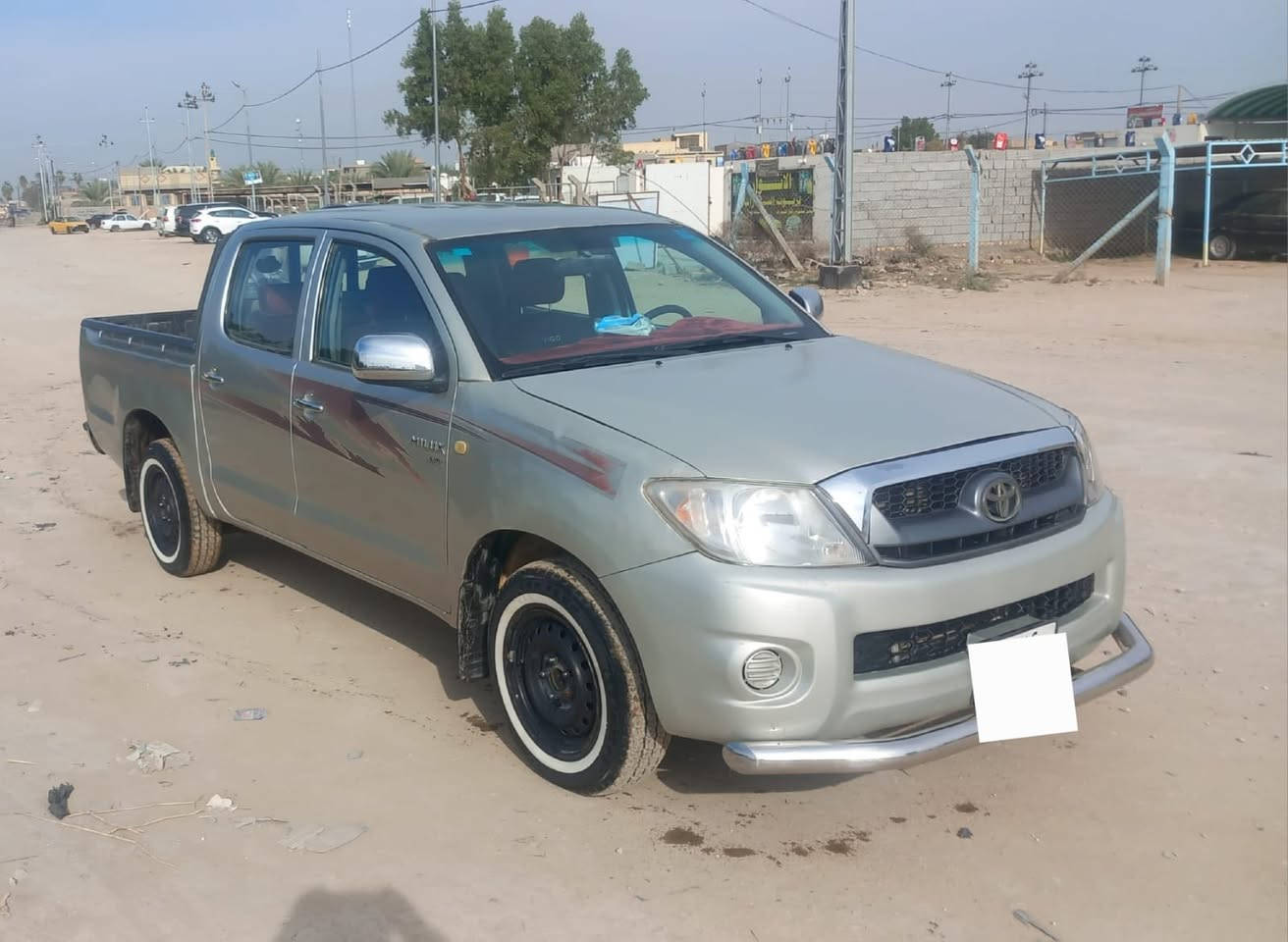 السلام عليكم،  تويوتا هايلوكس ٢٠٠٦ ، مصبوغه عام جماليه،  السعر ١٢٠ وبيه مجال كير عادي تخم تاير ، باتري جديد ، تبريد ، تدفئة، مكان السياره ديوانيه قضاء عفك، السياره ما تصرف عليه ألف.للاستفسار ***********
