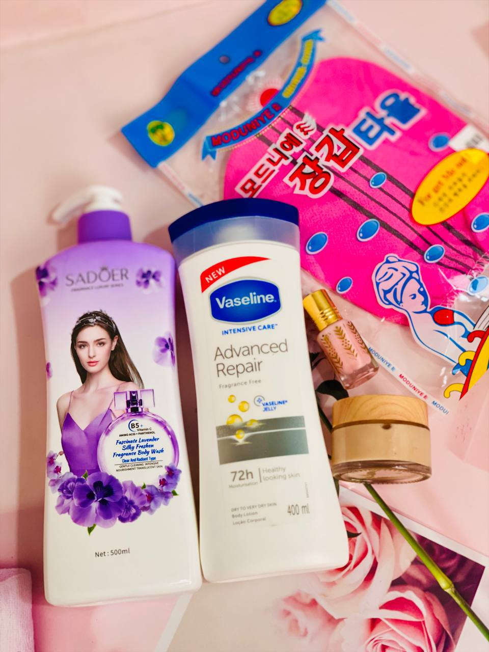 عرض العناية المتكامل للجسم 
دلّلي نفسك واهتمي ببشرتك مع باقة العناية المميزة:
 شاور غسول الجسم SADOER – تنظيف وترطيب عميق برائحة البنفسج والورد 
 فازلين لوشن مرطب – يحافظ على نعومة بشرتك ويتركها حريرية 
 ليفة فاخرة – لتقشير لطيف وتنشيط الدورة الدموية 
 مسك الطهارة يارا – عبير يدوم طوال اليوم 
مخمرية ليدي – لإحساس منعش ورائحة أنثوية جذابة


**إذا كنت صاحب هذا الإعلان وتريد حذفه لأي سبب، رجاءا أرسل رسالة إلى الدعم الفني**