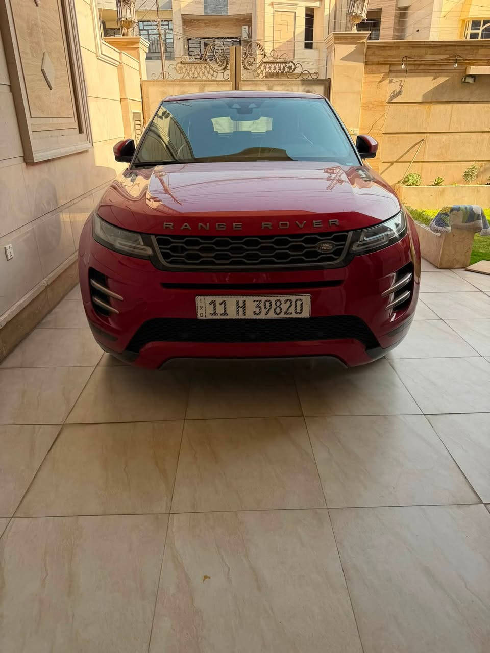 رينج روفر إيفوك 2020  وكالة سردار 
 Range Rover Evoque 2020

🌍 المدينة –  بغداد

•   🛣️  المسافة المقطوعة    - 27 الف كلم  
------------------------------------------------------------ 

✅ المواصفات :

وارد وكالة سردار ✅
ماشية فقط 27,000 كم
السيارة نظيفة جدًا وبأعلى المواصفات
محرك 4 سلندر 2.0 تيربو
• بانوراما
• كراسي جلد
• كراسي تدفئة
• كراسي كهرباء
• ميموري سيت
• شاشة كبيرة ديجتال
• Apple CarPlay
• تبريد خلفي
• لايتات زينون / LED أمامي
• رقم بغداد
• دفع رباعي
• كير أوتوماتيك

• سنسرات
• كاميرا خلفية
• مثبت سرعة
• بلوتوث

• نظام مانع الانزلاق والثبات
• تصميم داخلي فاخر وعزل ممتاز
• مناسبة جدًا للاستخدام العائلي واليومي
ملاحظة 
بيها صبغ اثر شخوط بالباب الي خلف السائق وهلال الباب خلف الصدر فقط 

***********@
