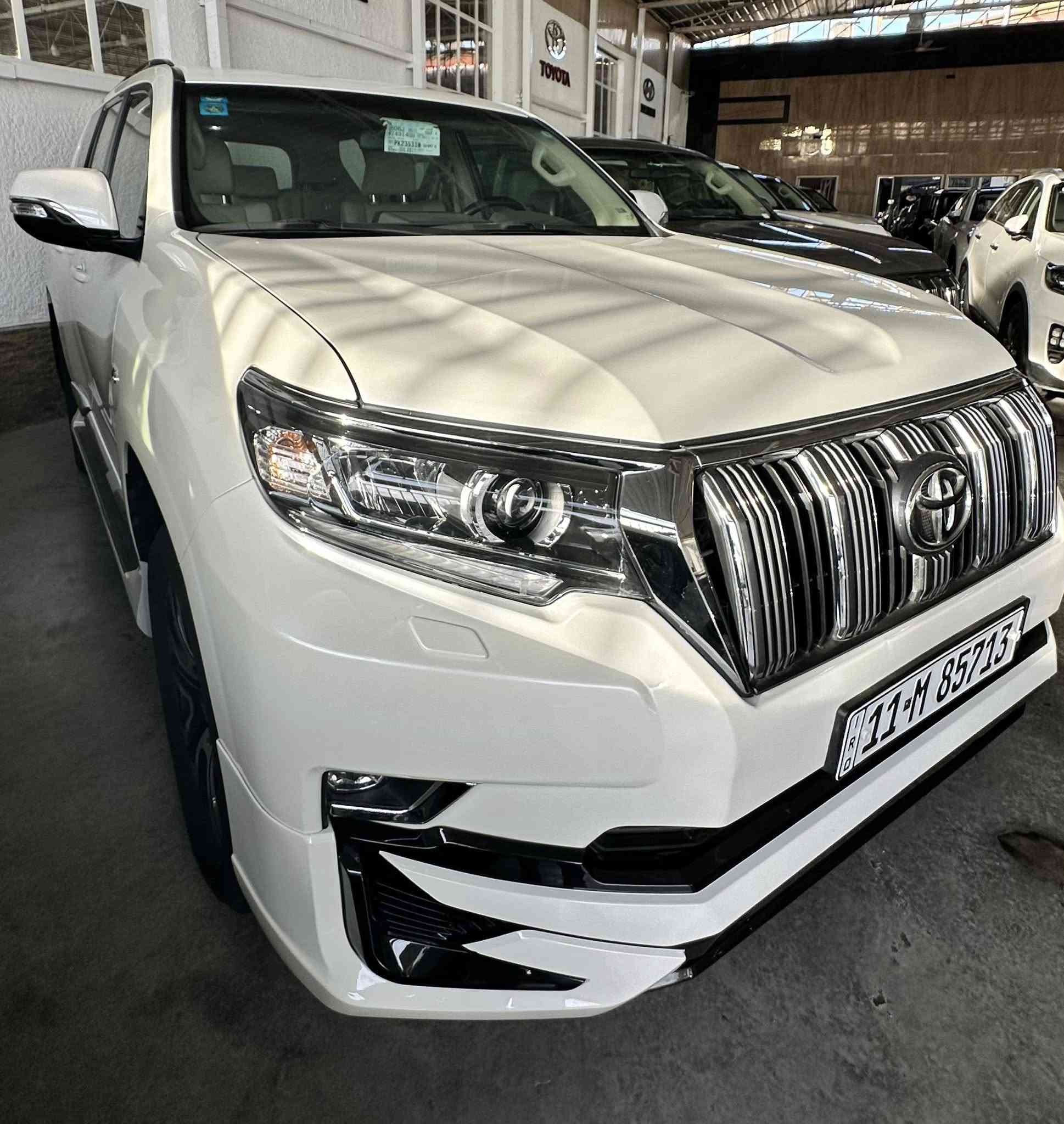 للبيع 

Toyota Prado VX 2023  [#SAS](https://www.facebook.com/hashtag/sas?__eep__=6&__cft__[0]=AZb6A-jQtF_iKRICkfcgBAYK3wrJatJ-ZbkelLUd_d8U1C1IlbIqQnRmYjiYG2Gqx3EwL-Z5yBhAyOy0SFr2DpmdNcEddVOCQxCOP4qwitjD9hIs532SsIJLaV6g_RjBTVsyI8ZqkBEraK53Lxzql4yhgbtQ5Ulc5wgrJ40-7njkLXpFmSKHRSXhOJR_b4ZTU1w&__tn__=*NK-R)

تويوتا برادو موديل مد نايت VX 2023 [#وكالة_ساز](https://www.facebook.com/hashtag/%D9%88%D9%83%D8%A7%D9%84%D8%A9_%D8%B3%D8%A7%D8%B2?__eep__=6&__cft__[0]=AZb6A-jQtF_iKRICkfcgBAYK3wrJatJ-ZbkelLUd_d8U1C1IlbIqQnRmYjiYG2Gqx3EwL-Z5yBhAyOy0SFr2DpmdNcEddVOCQxCOP4qwitjD9hIs532SsIJLaV6g_RjBTVsyI8ZqkBEraK53Lxzql4yhgbtQ5Ulc5wgrJ40-7njkLXpFmSKHRSXhOJR_b4ZTU1w&__tn__=*NK-R)

 المدينة - بغداد – البياع 

•     المسافة المقطوعة    -   34,000  الف كلم 

------------------------------------------------------------ 

 السعر:        لمعرفة السعر   اتصل على الارقام

***********

***********

وسوف يتم الرد على الخاص برسالة بالسعر ورقم البائع 

 المواصفات :

 الموديل: 2023

 الفئة: VX باب ثاني

 محرك 6 سلندر سعة 4000 – اقتصادي وعزم ممتاز

 ناقل حركة أوتوماتيكي

 نظام دفع رباعي (4x4)

 ماشية فقط 34,000 كم

 جنوط قياس 18 إنج

 الحالة: السيارة بيها بارد بسيط جوة قبغ البانزين

وصبغ قليل بالدعامية الامامية جهة اليمين

 الشاصي والإيرباغات سليمة 100%

 استخدام ناعم

 داخلية السيارة نظيفة جداً

 السيارة خالية من أي مشاكل ميكانيكية أو كهربائية

 المواصفات الإضافية:

 فتحة سقف

مقاعد تبريد 

مانع انزلاق 

ABS

 مقاعد جلد كهربائية لون بيجي

 ثلاث قطع تبريد 

 شاشة لمس وسطية

تحكم ستيرن

 نظام ملاحة

 كاميرا خلفية

 بصمة ودخول ذكي

 بلوتوث / USB / AUX تحكم صوتي

 نظام قيادة متعدد الوضعيات

حساس خلفي 

 إنارة LED – داخلية وخارجية
